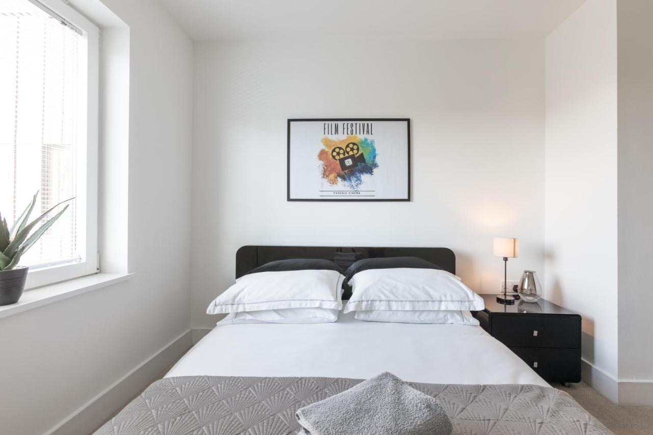 Luxury 2-Bed Flat Parking And Close To The Tube ロンドン エクステリア 写真