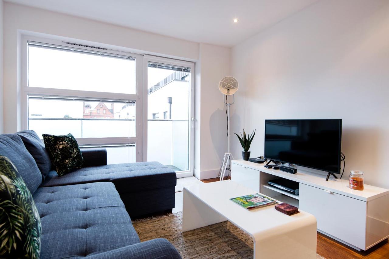 Luxury 2-Bed Flat Parking And Close To The Tube ロンドン エクステリア 写真