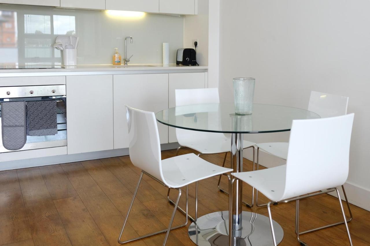 Luxury 2-Bed Flat Parking And Close To The Tube ロンドン エクステリア 写真