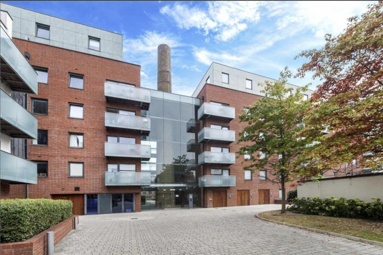 Luxury 2-Bed Flat Parking And Close To The Tube ロンドン エクステリア 写真