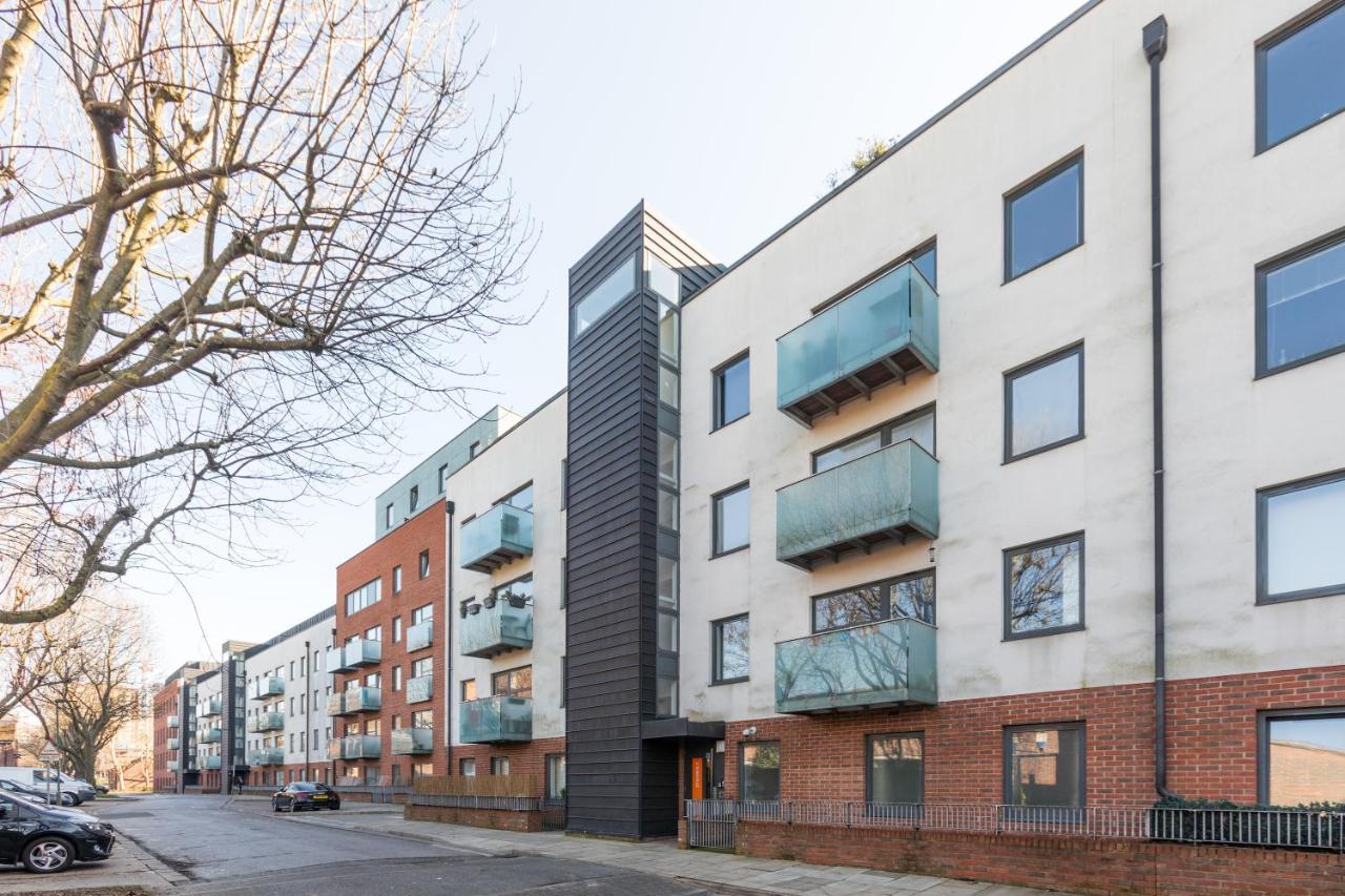 Luxury 2-Bed Flat Parking And Close To The Tube ロンドン エクステリア 写真